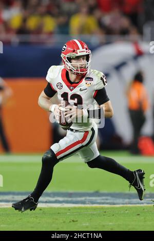 Florida, Stati Uniti. 31st Dic 2021. 31 dicembre 2021: Georgia Bulldogs quarterback STETSON BENNETT (13) scrambles con la palla durante il Capital One Orange Bowl 88th all'Hard Rock Stadium di Miami Gardens, Florida (Credit Image: © Cory Knowlton/ZUMA Press Wire) Credit: ZUMA Press, Inc./Alamy Live News Foto Stock