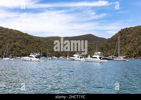 Rifugio Bay Hawkesbury River, barche a motore e yacht a vela Moore don boe in Refuge Bay Summers Day, Sydney, Australia Foto Stock