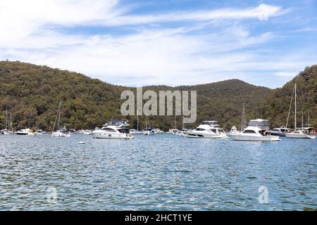 Rifugio Bay Hawkesbury River, barche a motore e yacht a vela Moore don boe in Refuge Bay Summers Day, Sydney, Australia Foto Stock