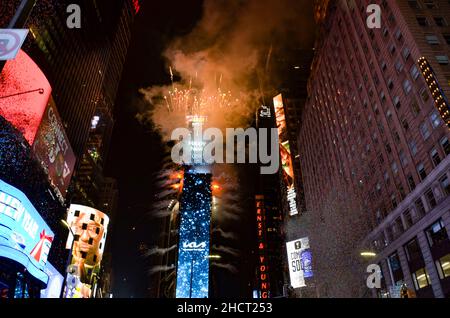 Migliaia di festeggiatori si riuniscono a Times Square di New York per celebrare la caduta della palla in occasione della celebrazione annuale di Capodanno il 31 dicembre 2021. Foto Stock