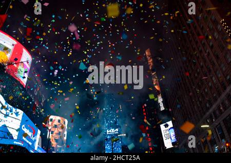 Migliaia di festeggiatori si riuniscono a Times Square di New York per celebrare la caduta della palla in occasione della celebrazione annuale di Capodanno il 31 dicembre 2021. Foto Stock