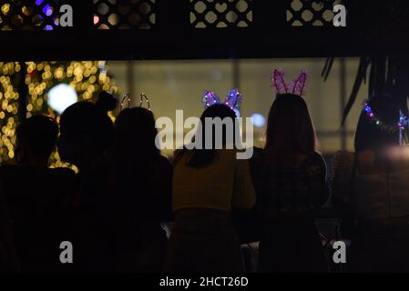 Bangkok, Tailandia. 31st Dic 2021. Le persone vengono al Central World Department Store, Landmark Countdown nel cuore di Bangkok organizzato dal "CentralWorld Bangkok Countdown 2022" per assistere allo spettacolo dei fuochi d'artificio di Capodanno 2022. (Foto di Teera Noisakran/Pacific Press) Credit: Pacific Press Media Production Corp./Alamy Live News Foto Stock