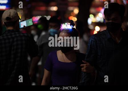 Bangkok, Tailandia. 01st Jan 2022. Le persone vengono al Central World Department Store, Landmark Countdown nel cuore di Bangkok organizzato dal "CentralWorld Bangkok Countdown 2022" per assistere allo spettacolo dei fuochi d'artificio di Capodanno 2022. (Foto di Teera Noisakran/Pacific Press) Credit: Pacific Press Media Production Corp./Alamy Live News Foto Stock