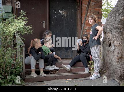 30th agosto Russia, Tomsk, adolescenti siediti sul portico e carte da gioco Foto Stock