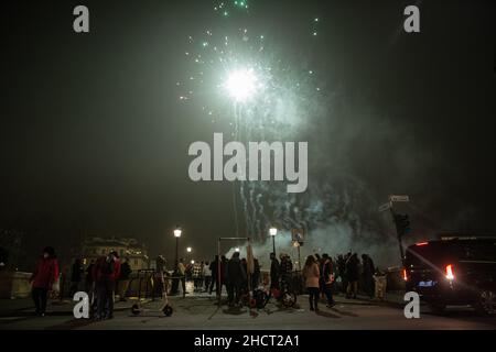 Roma, Italia. 31st Dic 2021. La gente osserva i fuochi d'artificio per Capodanno 2022 su Sisto Bridge a Roma (Credit Image: © Matteo Nardone/Pacific Press via ZUMA Press Wire) Credit: ZUMA Press, Inc./Alamy Live News Foto Stock