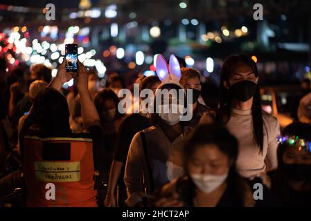 Bangkok, Tailandia. 1st Jan 2022. Le persone vengono al Central World Department Store, Landmark Countdown nel cuore di Bangkok organizzato dal 'CentralWorld Bangkok Countdown 2022'' per assistere allo spettacolo dei fuochi d'artificio di Capodanno 2022. (Credit Image: © Teera Noisakran/Pacific Press via ZUMA Press Wire) Credit: ZUMA Press, Inc./Alamy Live News Foto Stock