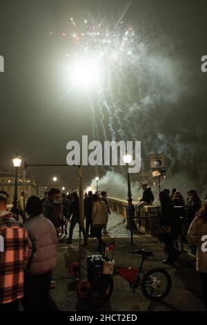 Roma, Italia. 31st Dic 2021. La gente osserva i fuochi d'artificio per Capodanno 2022 su Sisto Bridge a Roma (Credit Image: © Matteo Nardone/Pacific Press via ZUMA Press Wire) Credit: ZUMA Press, Inc./Alamy Live News Foto Stock