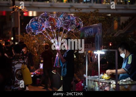 Bangkok, Tailandia. 1st Jan 2022. Le persone vengono al Central World Department Store, Landmark Countdown nel cuore di Bangkok organizzato dal 'CentralWorld Bangkok Countdown 2022'' per assistere allo spettacolo dei fuochi d'artificio di Capodanno 2022. (Credit Image: © Teera Noisakran/Pacific Press via ZUMA Press Wire) Credit: ZUMA Press, Inc./Alamy Live News Foto Stock