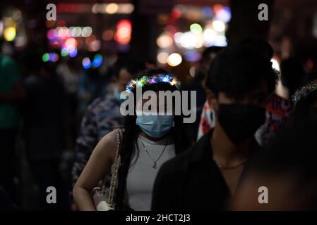 Bangkok, Tailandia. 1st Jan 2022. Le persone vengono al Central World Department Store, Landmark Countdown nel cuore di Bangkok organizzato dal 'CentralWorld Bangkok Countdown 2022'' per assistere allo spettacolo dei fuochi d'artificio di Capodanno 2022. (Credit Image: © Teera Noisakran/Pacific Press via ZUMA Press Wire) Credit: ZUMA Press, Inc./Alamy Live News Foto Stock