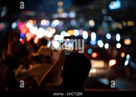 Bangkok, Tailandia. 1st Jan 2022. Le persone vengono al Central World Department Store, Landmark Countdown nel cuore di Bangkok organizzato dal 'CentralWorld Bangkok Countdown 2022'' per assistere allo spettacolo dei fuochi d'artificio di Capodanno 2022. (Credit Image: © Teera Noisakran/Pacific Press via ZUMA Press Wire) Credit: ZUMA Press, Inc./Alamy Live News Foto Stock