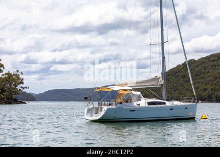 Rifugio Bay sul fiume Hawkesbury a Sydney beneteau oceanis 40 yacht ormeggiato su un boa pubblico, Sydney, NSW, Australia Foto Stock