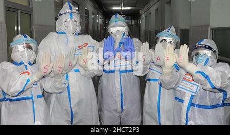 Bangalore, India. 31st Dic 2021. Gli operatori sanitari del MS Ramaiah Hospital celebrano il nuovo anno a Bangalore, India, 31 dicembre 2021. Credit: Str/Xinhua/Alamy Live News Foto Stock