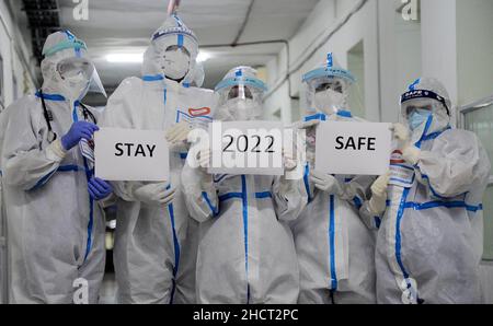 Bangalore, India. 31st Dic 2021. Gli operatori medici del MS Ramaiah Hospital tenere cartelli per celebrare il nuovo anno a Bangalore, India, 31 dicembre 2021. Credit: Str/Xinhua/Alamy Live News Foto Stock