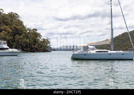 Rifugio Bay sul fiume Hawkesbury a Sydney beneteau oceanis 40 yacht ormeggiato su un boa pubblico, Sydney, NSW, Australia Foto Stock