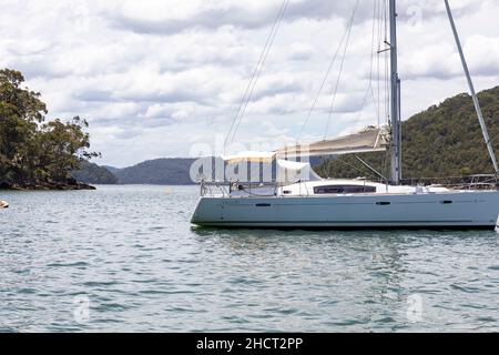 Rifugio Bay sul fiume Hawkesbury a Sydney beneteau oceanis 40 yacht ormeggiato su un boa pubblico, Sydney, NSW, Australia Foto Stock