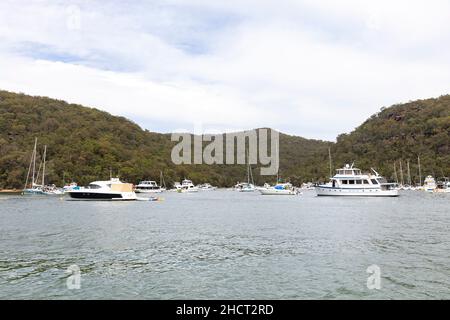 Barche ormeggiate a Refuge Bay sul fiume Hawkesbury, Sydney, Australia Foto Stock