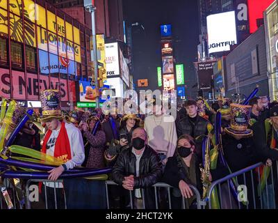 New York, Stati Uniti. 31st Dic 2021. Migliaia di festeggiatori si riuniscono a Times Square di New York per celebrare il lancio della palla in occasione della celebrazione annuale di Capodanno, il 31 dicembre 2021 a New York City. (Foto di Ryan Rahman/Pacific Press) Credit: Pacific Press Media Production Corp./Alamy Live News Foto Stock