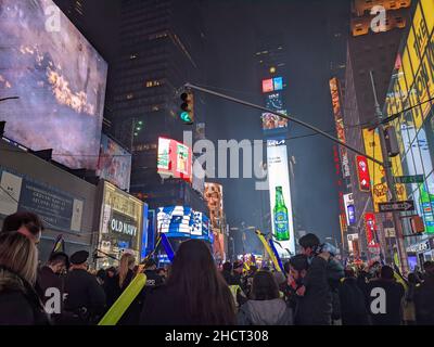 New York, Stati Uniti. 31st Dic 2021. Migliaia di festeggiatori si riuniscono a Times Square di New York per celebrare il lancio della palla in occasione della celebrazione annuale di Capodanno, il 31 dicembre 2021 a New York City. (Foto di Ryan Rahman/Pacific Press) Credit: Pacific Press Media Production Corp./Alamy Live News Foto Stock