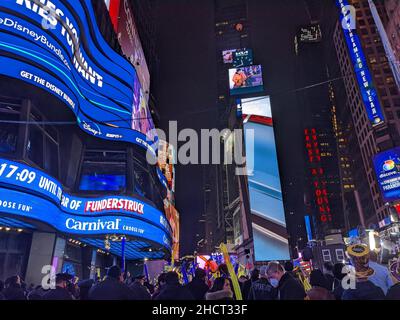 New York, Stati Uniti. 31st Dic 2021. Migliaia di festeggiatori si riuniscono a Times Square di New York per celebrare il lancio della palla in occasione della celebrazione annuale di Capodanno, il 31 dicembre 2021 a New York City. (Credit Image: © Ryan Rahman/Pacific Press via ZUMA Press Wire) Credit: ZUMA Press, Inc./Alamy Live News Foto Stock