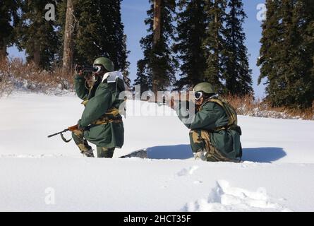 Srinagar, India. 31st Dic 2021. Polizia di frontiera (BSF) pattugliamento dei Jawans vicino alla linea di controllo (LOC) a Gulmarg. Indipendentemente dalle condizioni meteorologiche avverse e dalle temperature gelide, i soldati della BSF (Border Security Force) stanno compiendo il loro dovere di vigilare sui confini tra India e Pakistan. (Foto di Sajad Hameed/Pacific Press) Credit: Pacific Press Media Production Corp./Alamy Live News Foto Stock