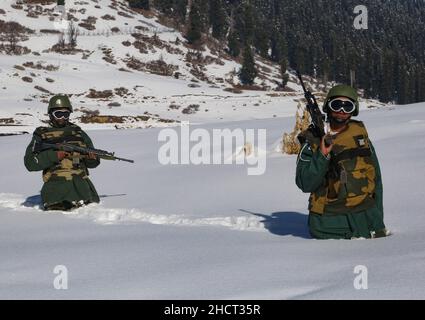 Srinagar, India. 31st Dic 2021. Polizia di frontiera (BSF) pattugliamento dei Jawans vicino alla linea di controllo (LOC) a Gulmarg. Indipendentemente dalle condizioni meteorologiche avverse e dalle temperature gelide, i soldati della BSF (Border Security Force) stanno compiendo il loro dovere di vigilare sui confini tra India e Pakistan. (Foto di Sajad Hameed/Pacific Press) Credit: Pacific Press Media Production Corp./Alamy Live News Foto Stock