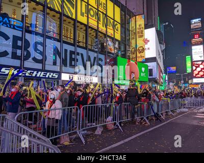 New York, Stati Uniti. 31st Dic 2021. Migliaia di festeggiatori si riuniscono a Times Square di New York per celebrare il lancio della palla in occasione della celebrazione annuale di Capodanno, il 31 dicembre 2021 a New York City. (Credit Image: © Ryan Rahman/Pacific Press via ZUMA Press Wire) Credit: ZUMA Press, Inc./Alamy Live News Foto Stock