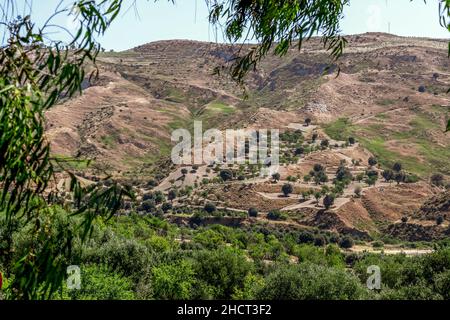 Piccolo borgo di Pentedattilo, chiesa e rovine del borgo abbandonato, colonia greca sul Monte Calvario, la cui forma ricorda le cinque dita. Calabri Foto Stock