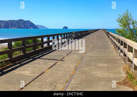 Il molo storico a Tolaga Bay, Nuova Zelanda. Costruito nel 1929, è uno dei più lunghi dell'emisfero meridionale Foto Stock