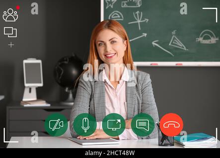 Giovane tutor femminile che conduce la lezione online Foto Stock