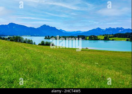 Forggensee - lago vicino a Fuessen in uno splendido scenario montano delle Alpi di Allgaeu, Baviera, Germania Foto Stock