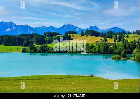 Forggensee - lago vicino a Fuessen in uno splendido scenario montano delle Alpi di Allgaeu, Baviera, Germania Foto Stock