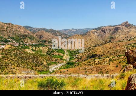 Piccolo borgo di Pentedattilo, chiesa e rovine del borgo abbandonato, colonia greca sul Monte Calvario, la cui forma ricorda le cinque dita. Calabri Foto Stock