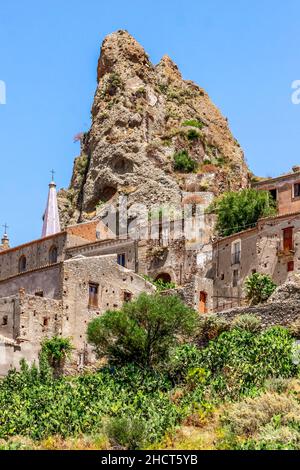 Piccolo borgo di Pentedattilo, chiesa e rovine del borgo abbandonato, colonia greca sul Monte Calvario, la cui forma ricorda le cinque dita. Calabri Foto Stock