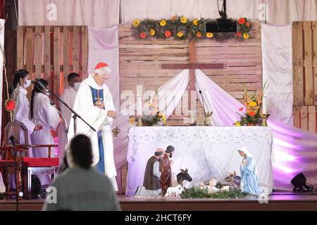 La messe de Noël retransmise en direct à la télé Foto Stock