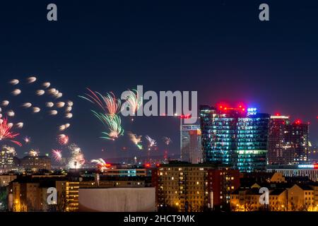 Wien, Vienna: Fuochi d'artificio privati nonostante il divieto di fuochi d'artificio privati alla vigilia di Capodanno sopra Vienna, sede centrale OMV, a , Wien, Austria Foto Stock
