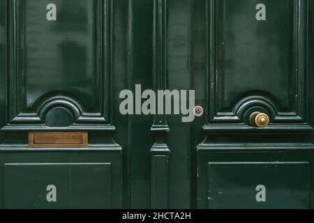 vecchia porta verde con casella lettera Foto Stock