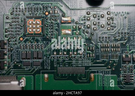 Primo piano della scheda di computer con vari giunti a saldare condensatori transistor e chip Foto Stock