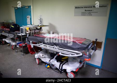 Parigi, Francia. 01st Jan 2022. Letto d'ospedale presso l'ospedale Cochin la vigilia di Capodanno, a Parigi, il 31 dicembre 2021. Photo by Raphael Lafargue/ABACAPRESS.COM Credit: Abaca Press/Alamy Live News Foto Stock