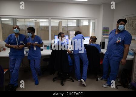 Parigi, Francia. 01st Jan 2022. Personale medico presso l'area di emergenza dell'Ospedale Cochin la vigilia di Capodanno, a Parigi, il 31 dicembre 2021. Photo by Raphael Lafargue/ABACAPRESS.COM Credit: Abaca Press/Alamy Live News Foto Stock