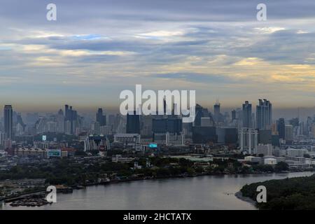 Bangkok, Thailandia - 19 giu 2020: Vista della città di Bangkok con Chao Phraya curva. Momento solitario del tramonto. Messa a fuoco selettiva. Foto Stock