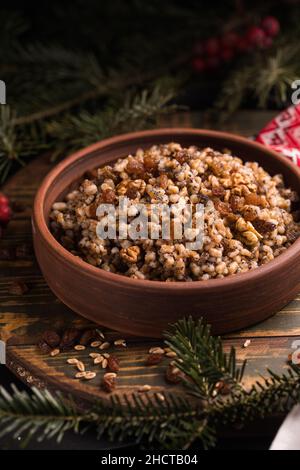 Kutya. Tradizionale porridge di kutia del piatto slavo di Natale fatto di grani di grano, semi di papavero, noci, uvetta e miele. Cristiani ortodossi orientali in Ukra Foto Stock