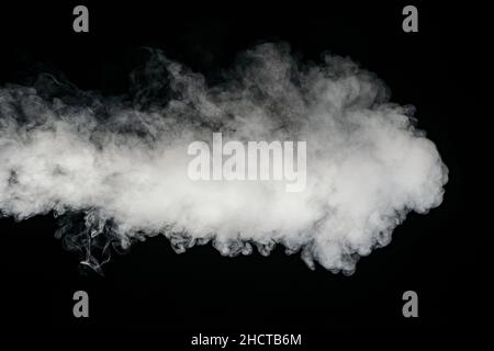 fumo isolato di e-sigaretta su sfondo nero Foto Stock