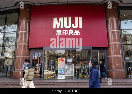 SHANGHAI, CINA - 31 DICEMBRE 2021 - MUJI, un marchio giapponese di alimentari, è visto a Shanghai, Cina, il 31 dicembre 2021. Foto Stock