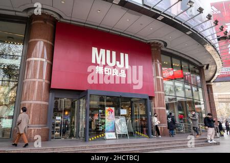 SHANGHAI, CINA - 31 DICEMBRE 2021 - MUJI, un marchio giapponese di alimentari, è visto a Shanghai, Cina, il 31 dicembre 2021. Foto Stock