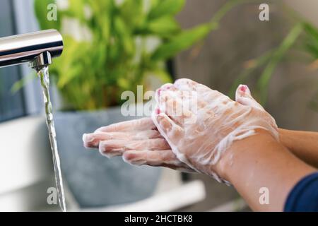 donna lavando le mani con sapone Foto Stock