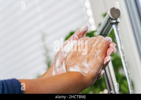 Igiene. Pulizia delle mani. Lavarsi le mani con sapone Foto Stock