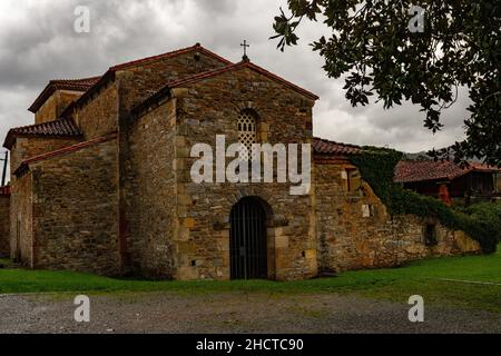 Chiesa preromana di San Juan Apostol y Evangelista de Santianes de Pravia. Foto Stock