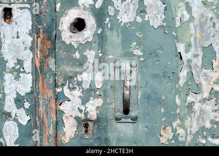 Sfondo da una vecchia porta intemperie con vernice peeling Foto Stock