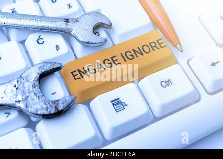 Scrittura visualizzazione testo Engage Ignore. Internet Concept trattamento silenzioso punizione manipolativa urlando la scrittura di astuzia interessanti argomenti in linea Foto Stock