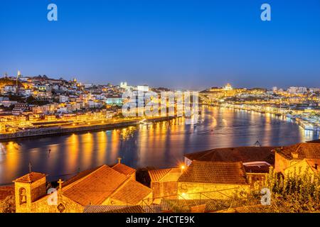 Vista di Porto con il fiume Douro di notte Foto Stock